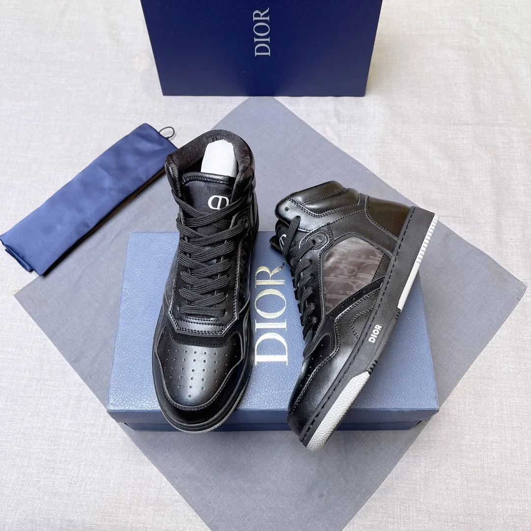 p440 "Dio*" mid-top B27 casual sneakers. This B27 high-top sneaker is a new product in the series and continues Di*r's classic style. Crafted from gray and white smooth calf leather with beige and black Oblique print panels on the sides. The "CD Icon" shaped shoelace eyelets are clever and delicate, and the two-color rubber sole, rear collar and heel are all equipped with the brand's iconic details to enhance the style. Oblique printed straps at the ankle allow for an adjustable fit to complement the overall design. Fashionable and versatile, it can complement any look. Create an exquisite design with unique dynamic vitality and modern atmosphere, presented in low-top and high-top styles. This new must-have shoe adds a new dimension to Dior's archive heritage, embodying modern elegance. Purchase the original version and make it 1:1. If you need top quality, please come to me! Male 38-44! No. 067